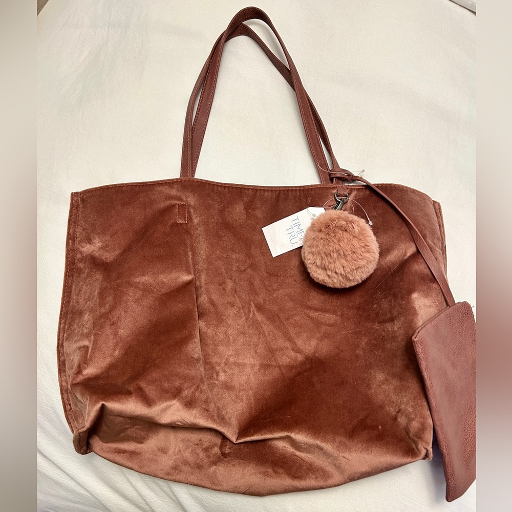 ⚡️TIME AND TRU⚡️Rose velvet tote with pouch w/TAG